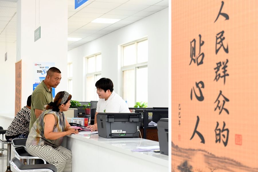 在山东省德州市夏津县香赵庄镇党建综合阵地，工作人员为群众办理低保业务（2026年7月5日摄）。夏津县创新搭建城区四级党群阵地，推动干部、人员、便民服务“三下沉”，全域建成步行十分钟可达、功能集成、上下联动的党群服务体系。